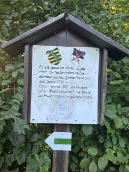 Erinnerung an den entwendeten Grenzstein (Wolfersdorf/Hügelland-Täler (VG))